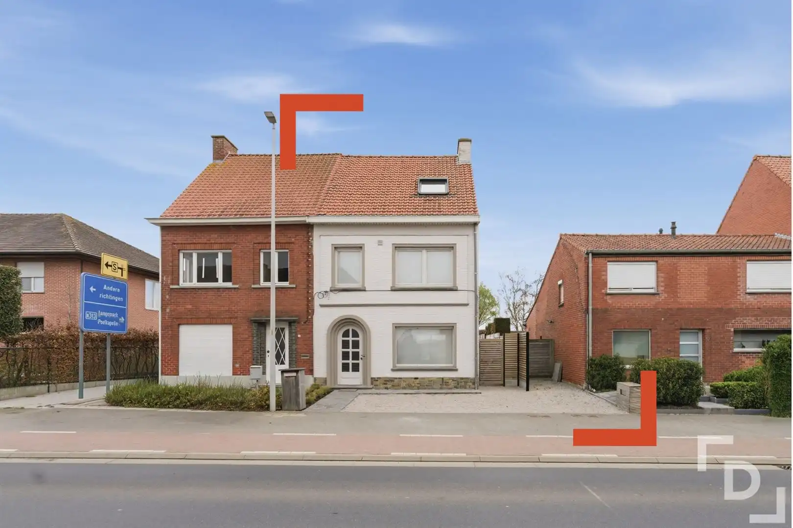 Gerenoveerde HOB met 3 slaapkamers en tuin te koop in Sint-Jan. foto {{pictureIndex}}