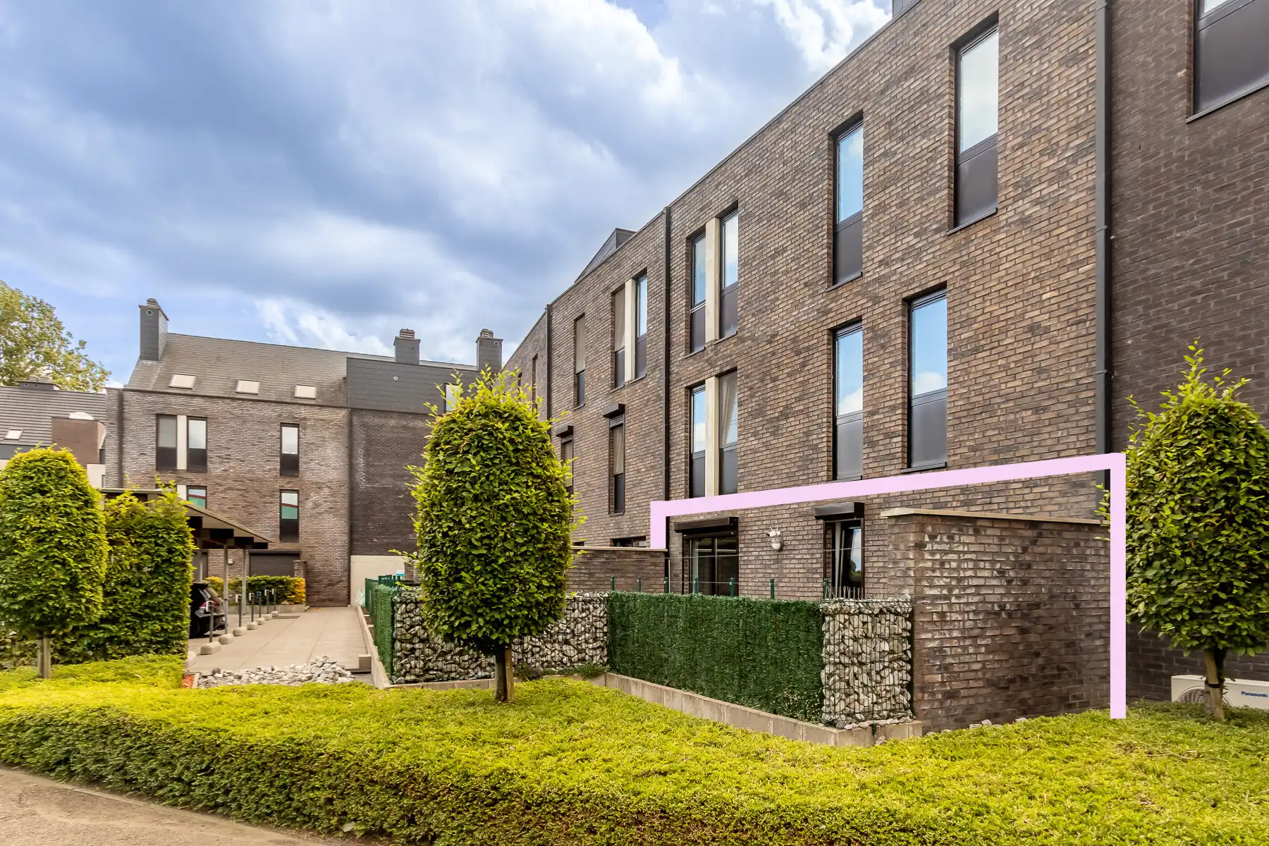 Gelijkvloersapp met 2 slaapkmrs, 2 terrassen + parkeerplaats foto {{pictureIndex}}