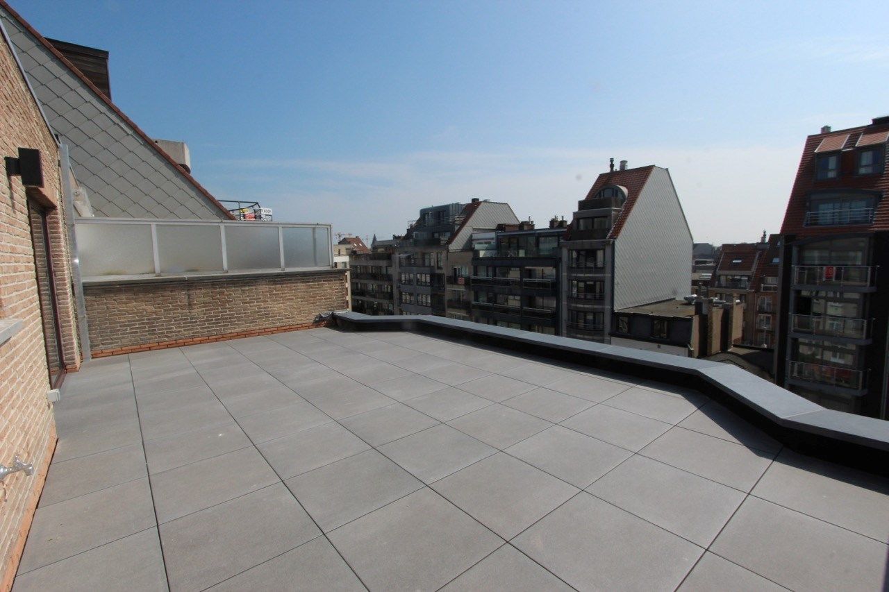 ONGEMEUBELD: Integraal gerenoveerd 2-kamer appartement te Lippenslaan voorzien van 2 ruime zonneterrassen.  foto 21