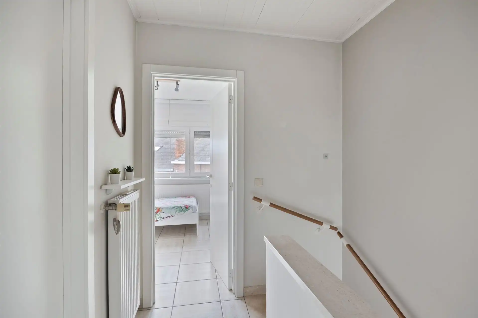 Bel-étage met drie slaapkamers en garage.  foto 15