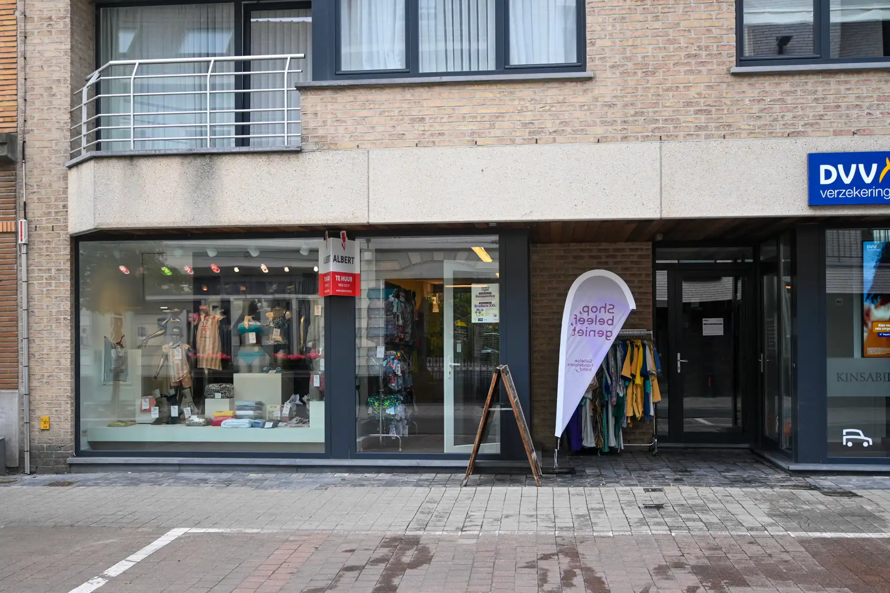 Ingerichte lingeriezaak in het centrum van Gistel. foto 2