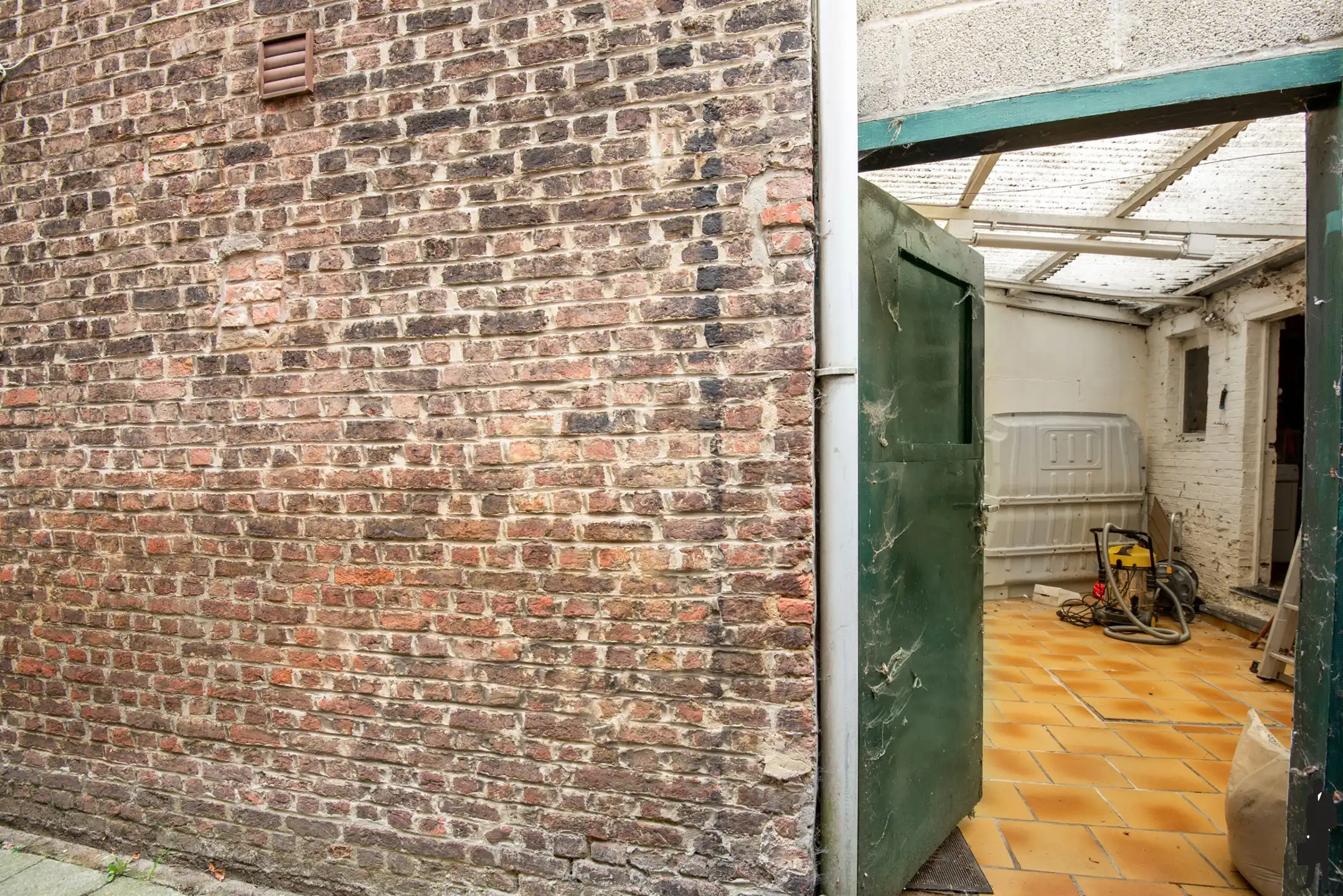 Te renoveren woning pal in het centrum van Hemiksem foto 10