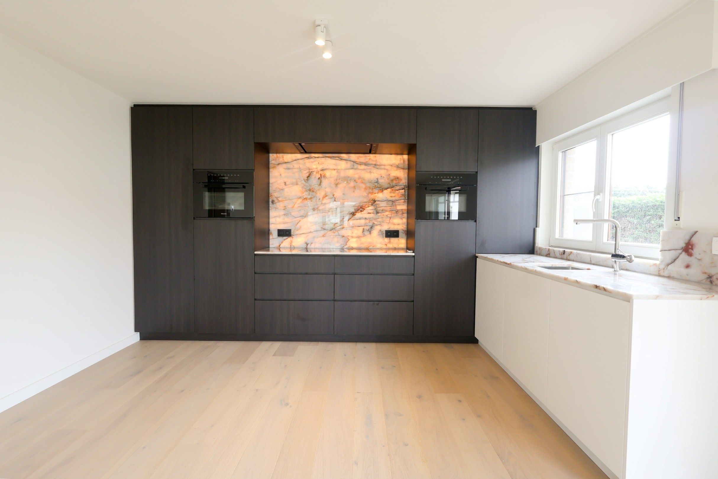 Gerenoveerd appartement met terras én garagebox vlak bij het strand van Sint-André Oostduinkerke foto 5
