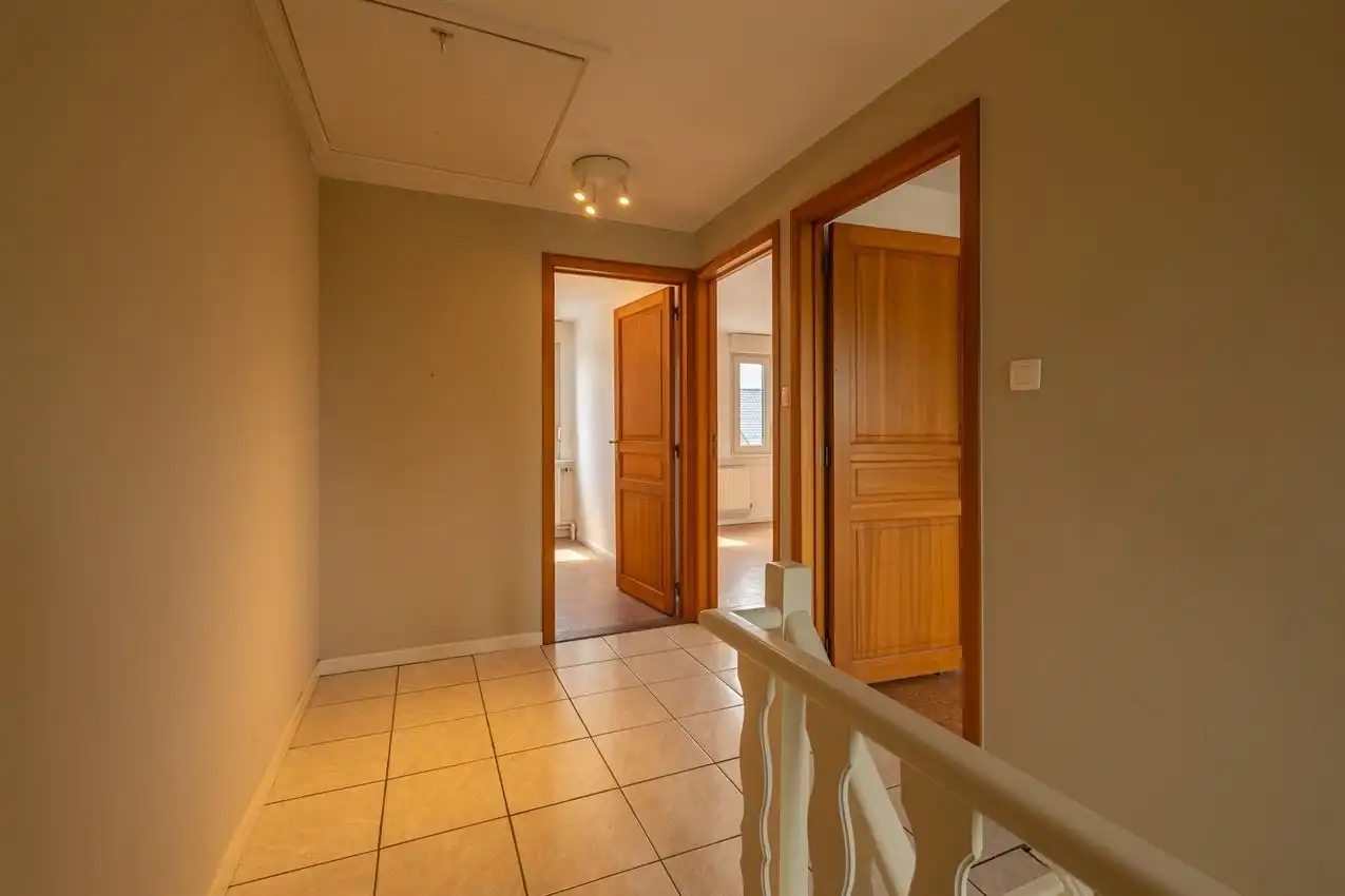 Vier slaapkamers. Twee staanplaatsen. En achteraan een verrassende buitenplek met zuiderse patio-sfeer foto 31
