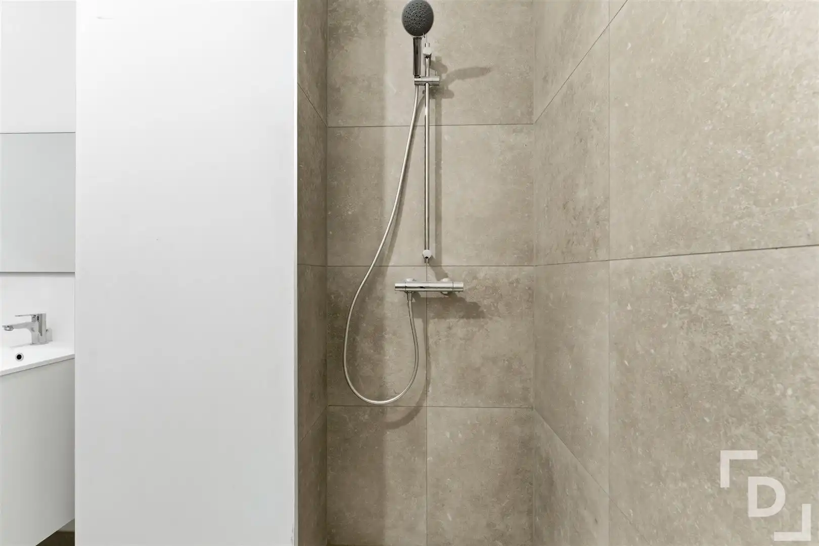 Instapklare nieuwbouwappartement te koop op toplocatie in centrum Ieper. foto 14