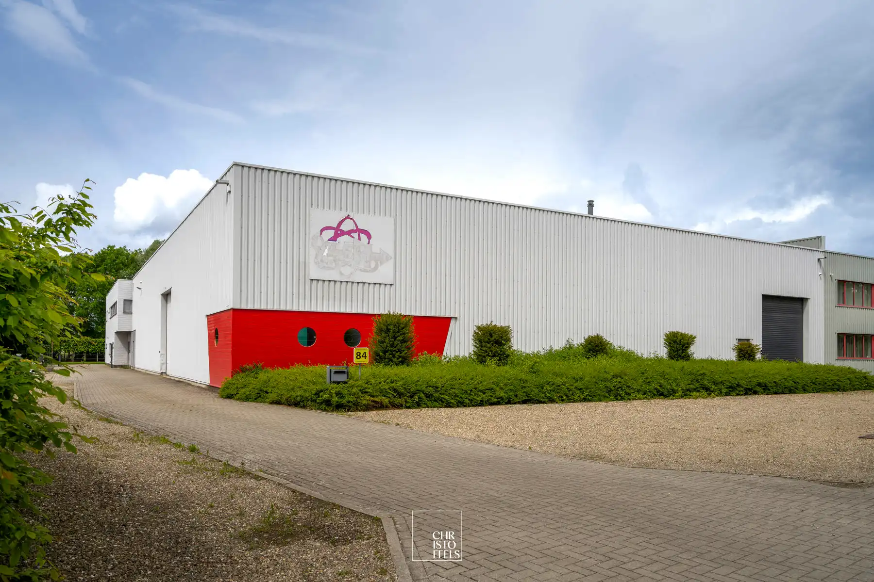 Multifunctioneel bedrijfsgebouw op 4.091 m² met bedrijfshal van ca. 1.846 m², kantoren van ca. 187 m² en conciërgewoning van ca. 244 m² foto {{pictureIndex}}