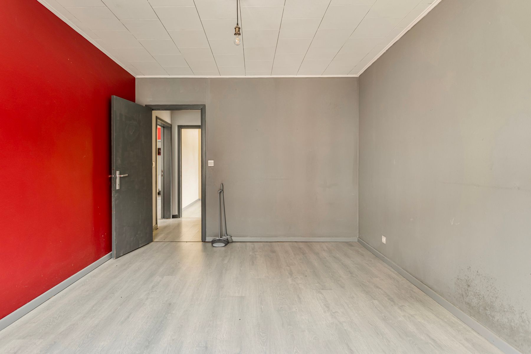 Uitzonderlijk gebouw met feestzaal, appartement en garages foto 21