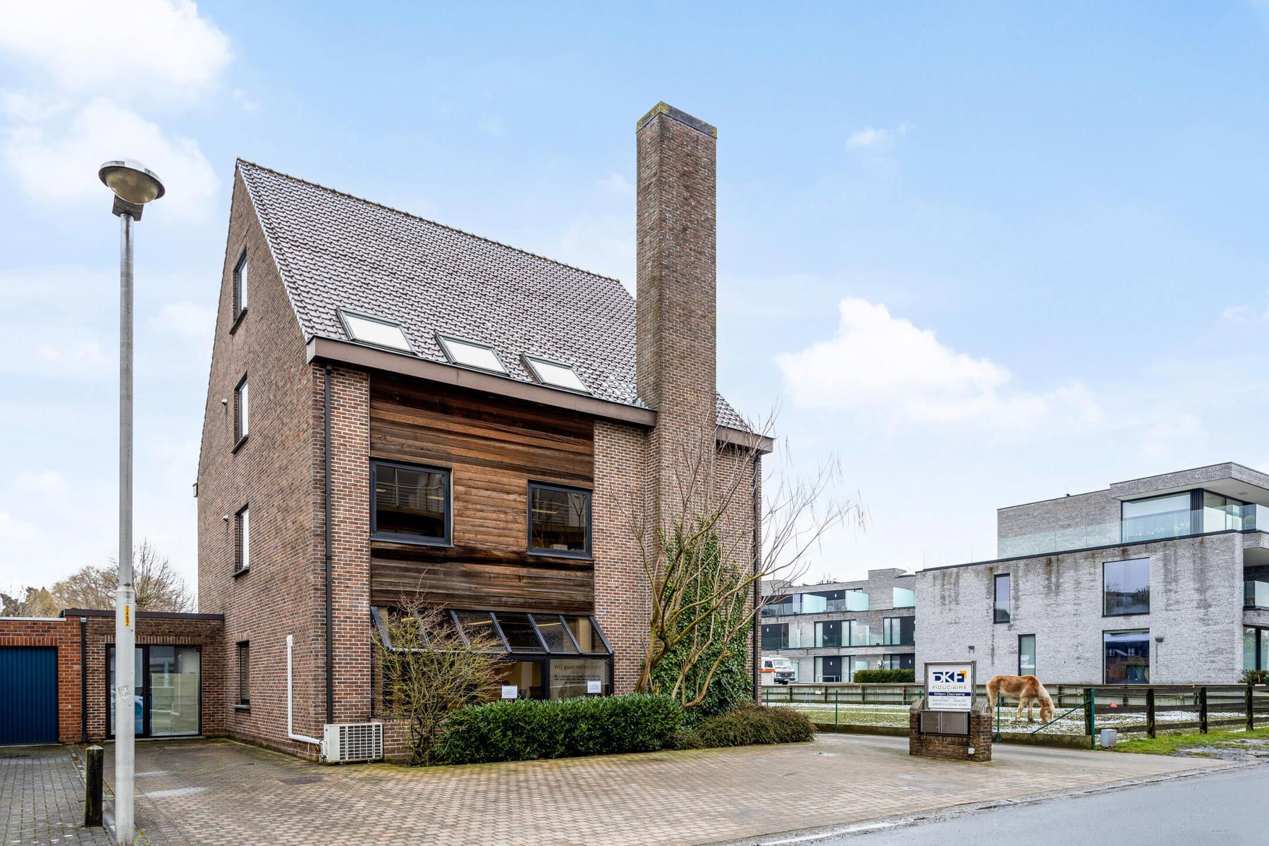 Opbrengsteigendom met handelsruimte en 2 appartementen foto 4