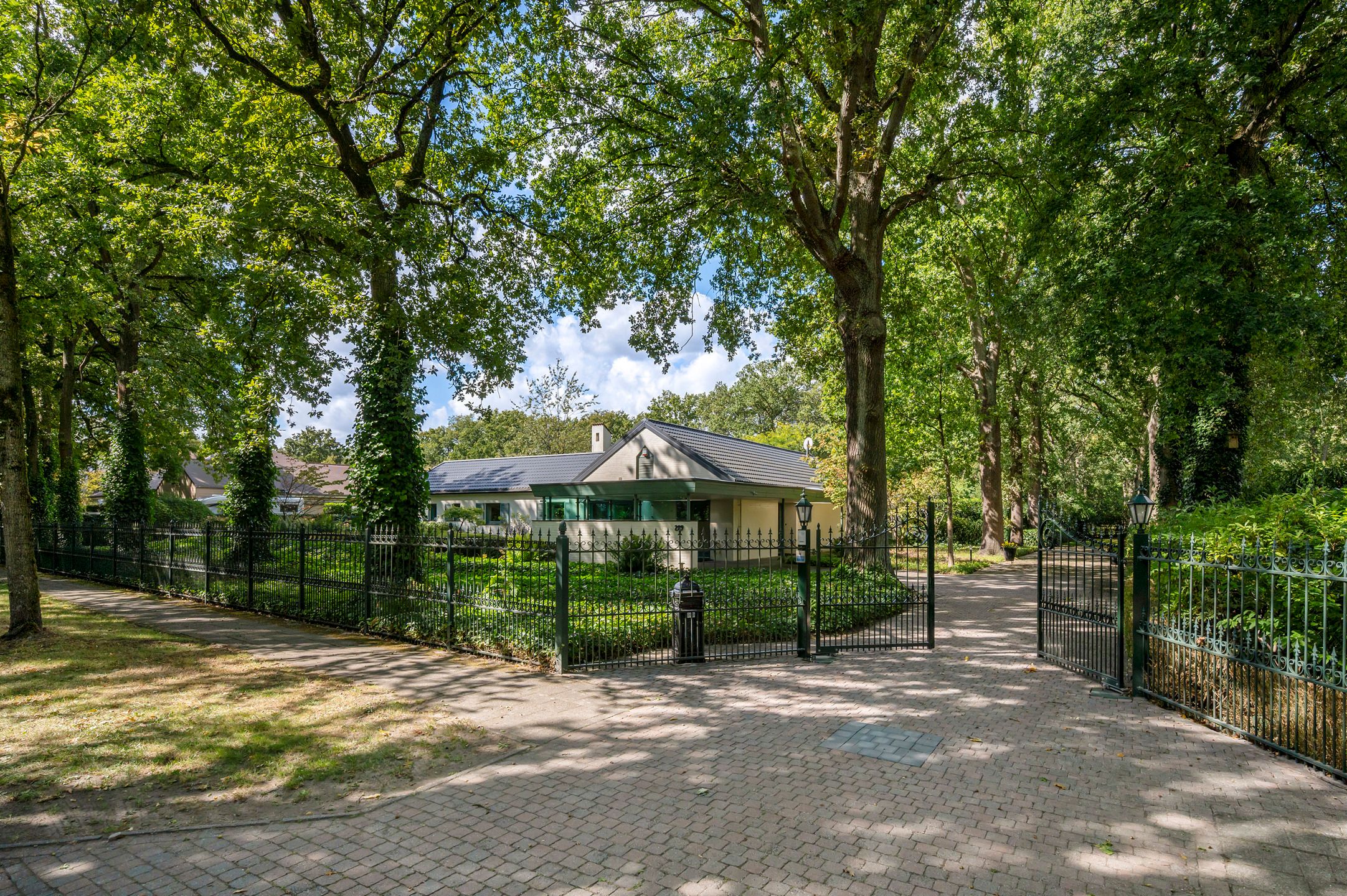 Gelijkvloerse villa op ca. 3.660 m² met parktuin! foto {{pictureIndex}}
