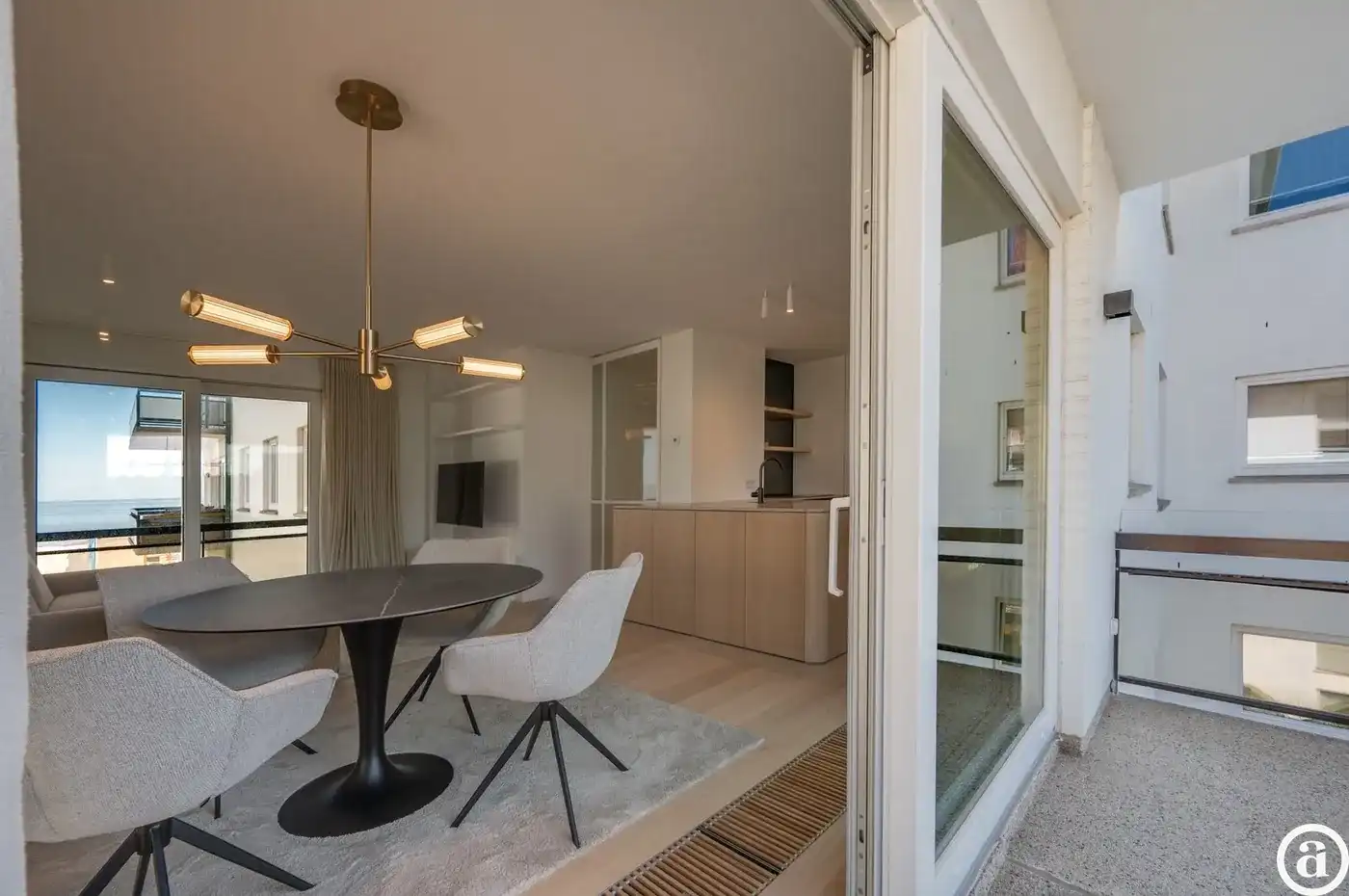 Luxueus gerenoveerd hoekappartement met zeezicht vlakbij de wandeldijk in het Zoute. foto 15