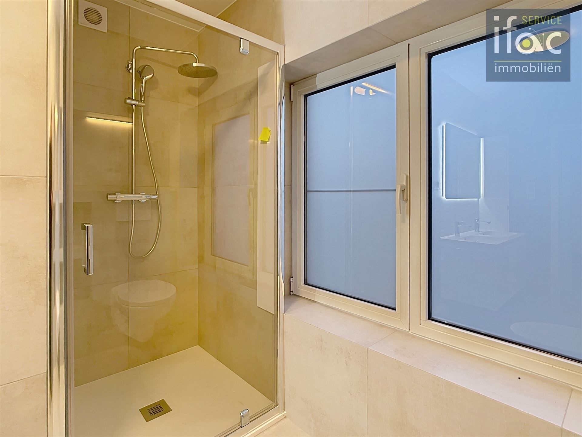 Volledig gerenoveerde woning met tuin, parking, 3slpks, badk foto 15