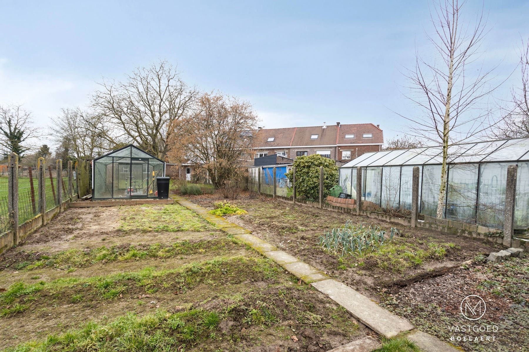 Gezinswoning met grote tuin en garage foto 27