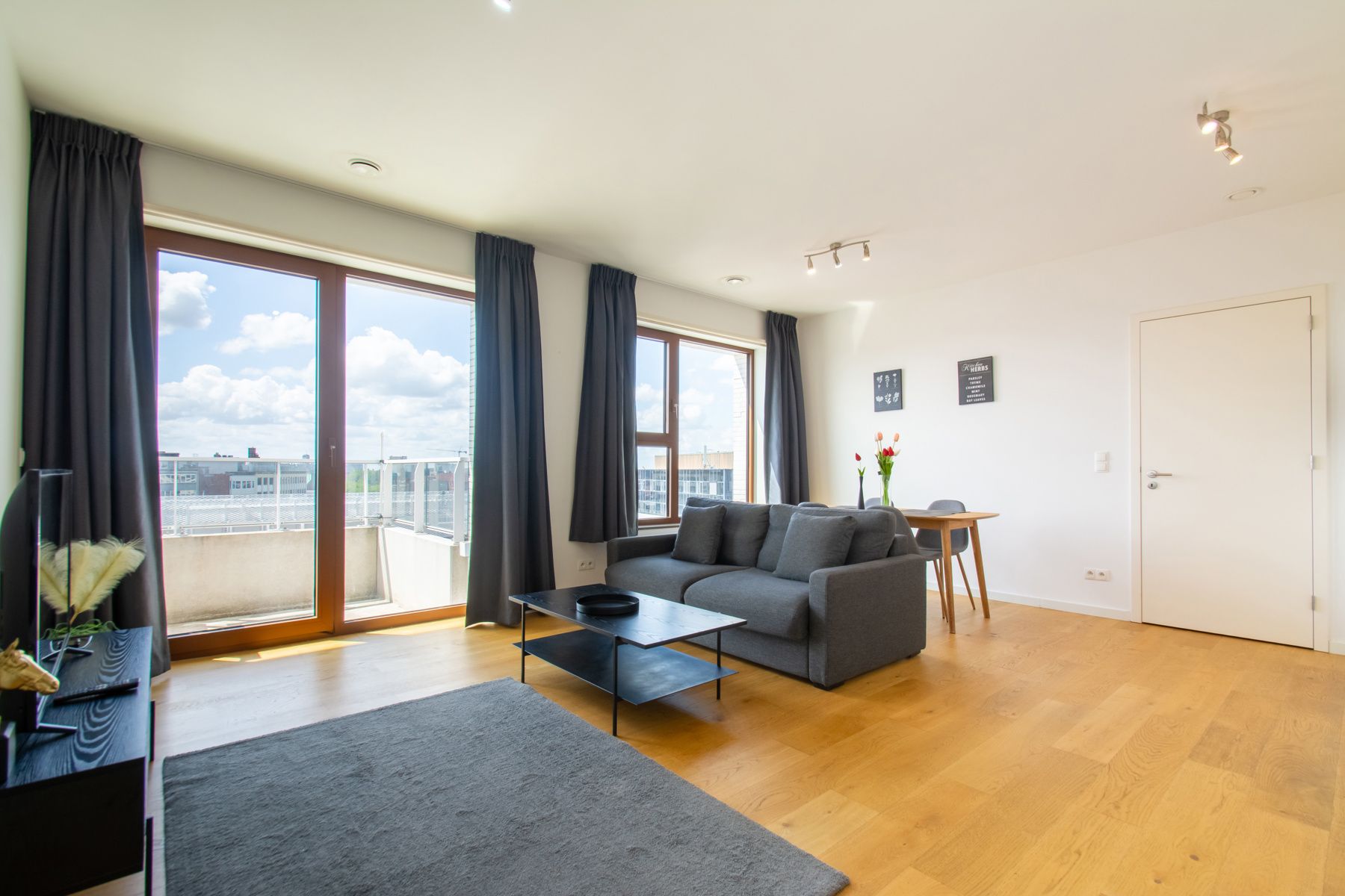 Prachtig 1-kamer appartement met TERRAS foto {{pictureIndex}}
