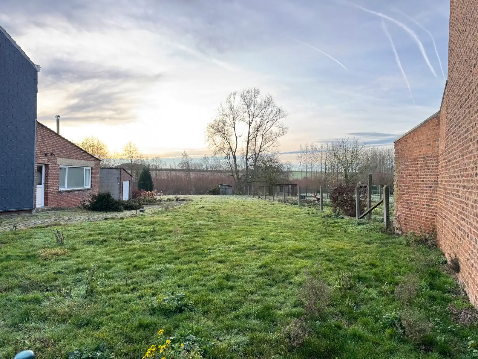 Perceel bouwgrond voor een halfopen bebouwing foto {{pictureIndex}}