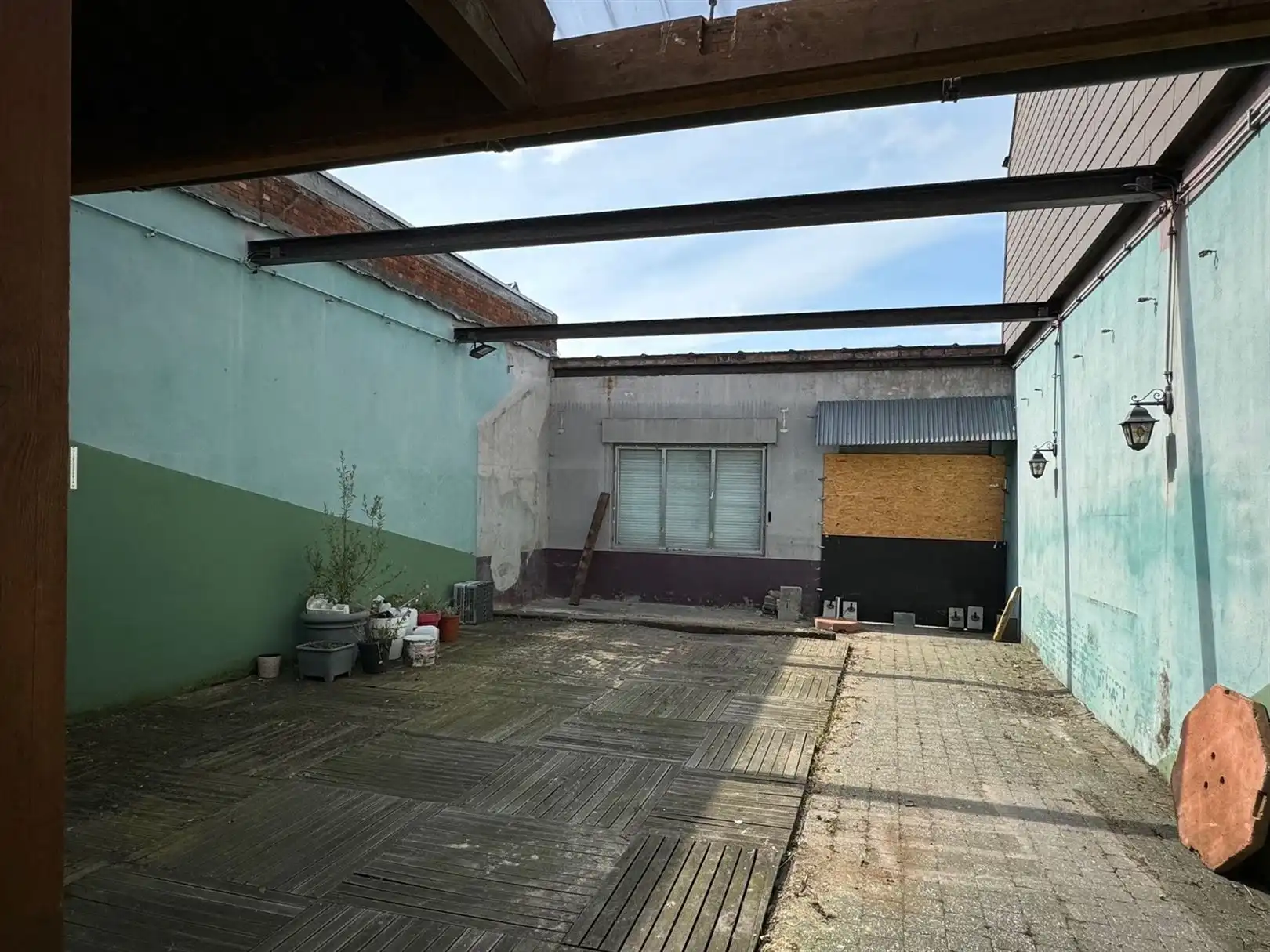 Polyvalent handelshuis met bovenwoonst aparte ingang en in 2 straten uitkomend. foto 8