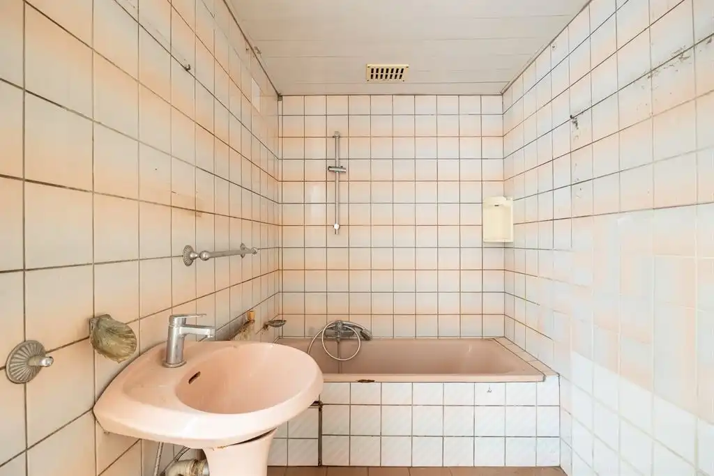 Te renoveren woning met grote tuin foto 10