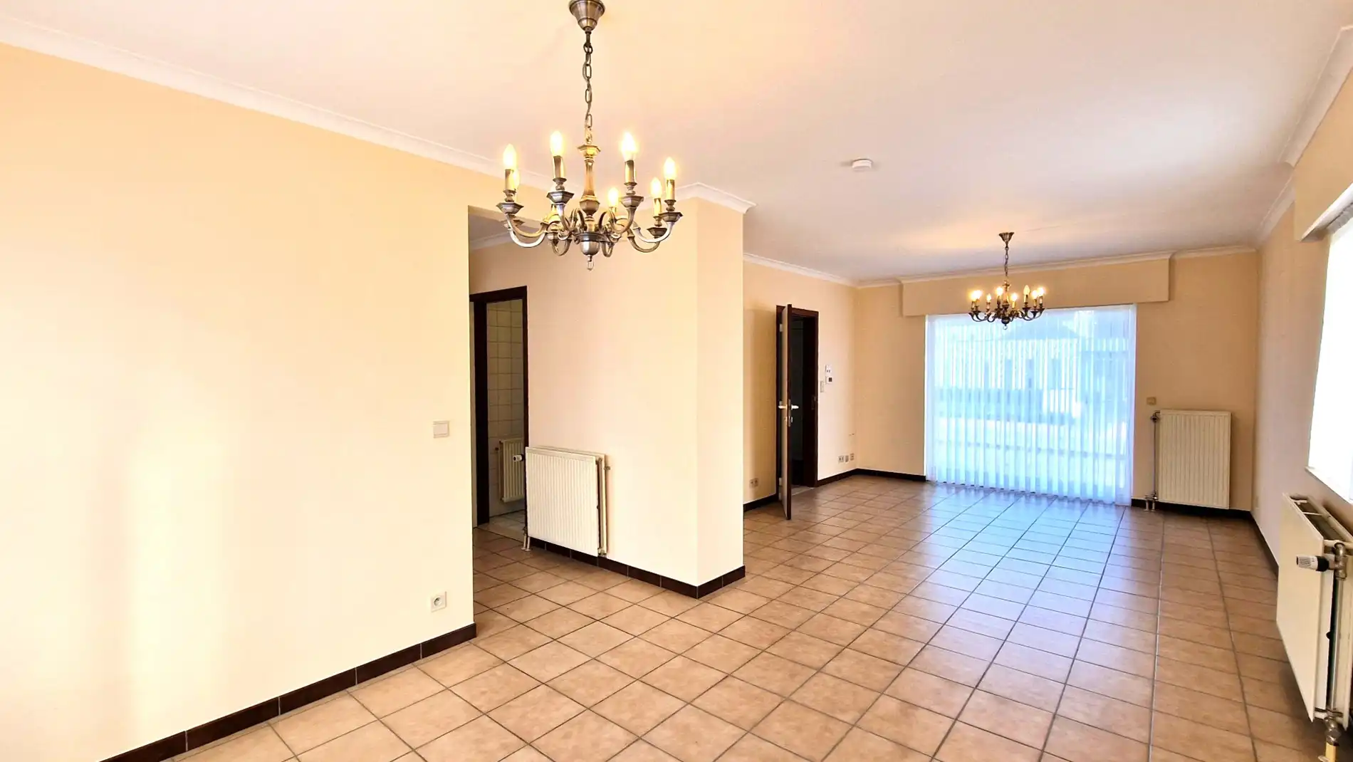 Open bebouwing met ruime tuin en garage foto 4