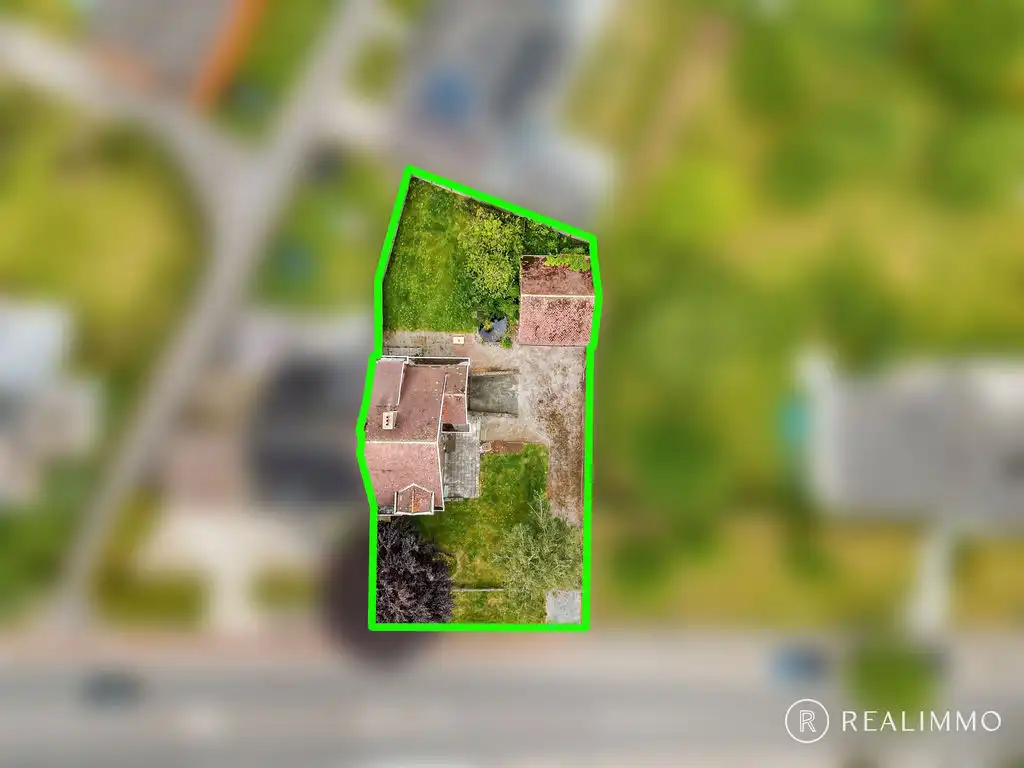 Ruime te renoveren woning met dubbele garage! foto 3