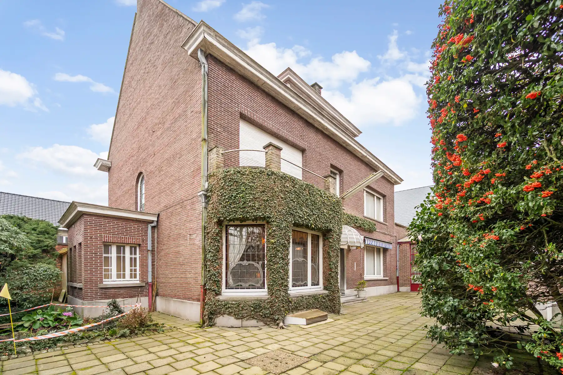 Imposante herenwoning met loods in hartje Overmere  foto 35