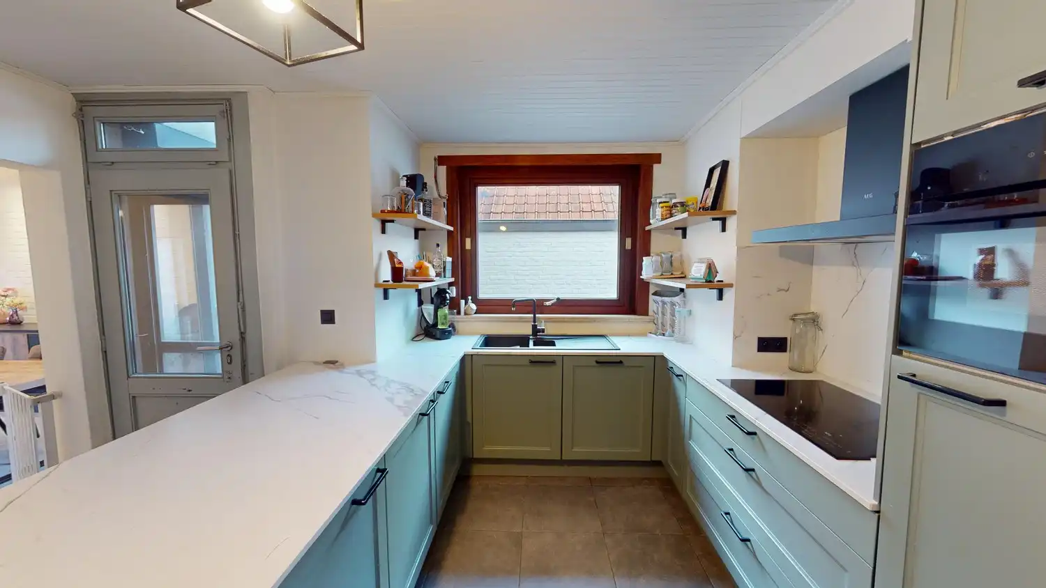 Gerenoveerde gezinswoning met 4 slaapkamers foto 5