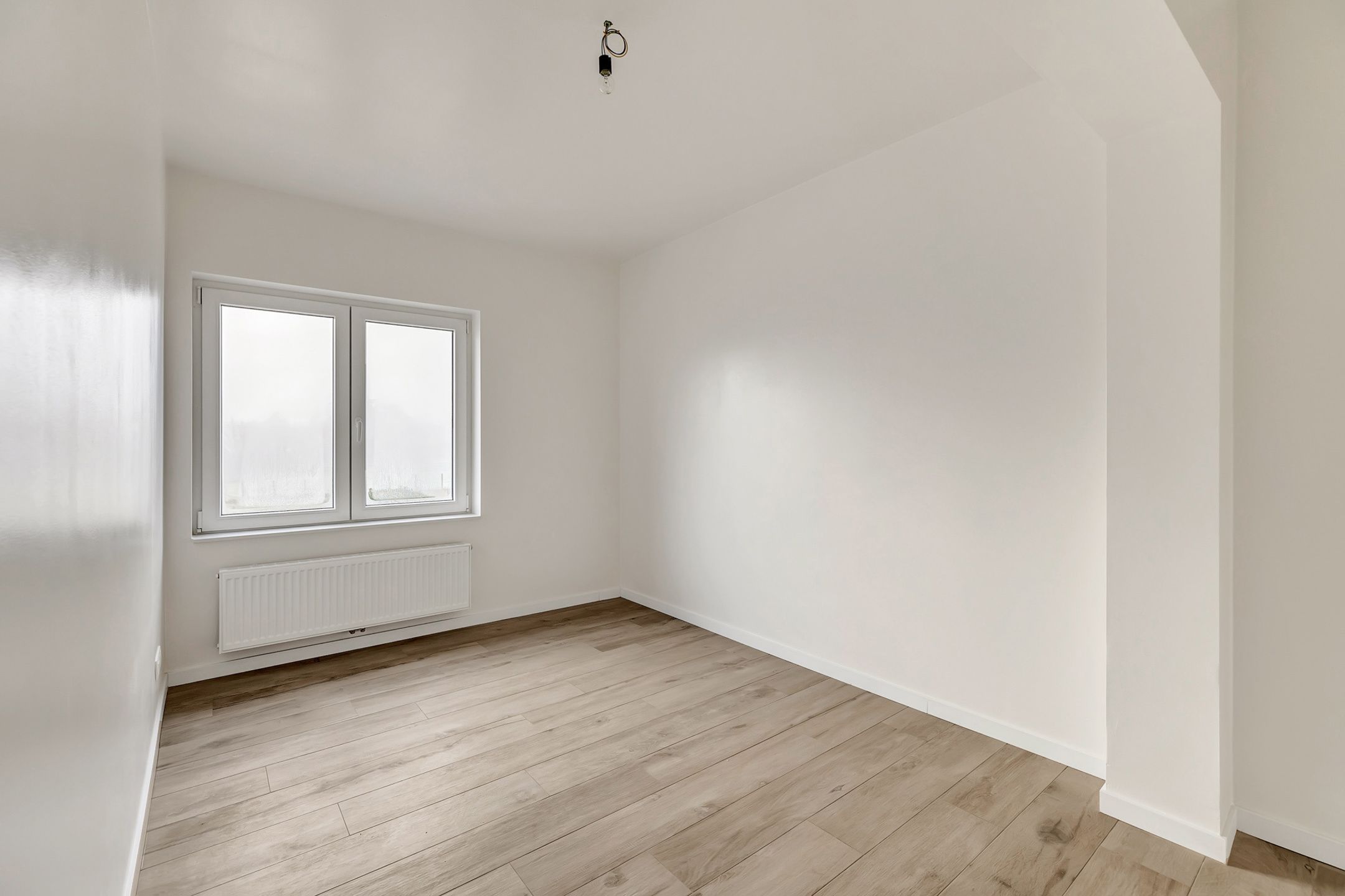 Totaal gerenoveerd appartement met 2 slpks en garage foto 16