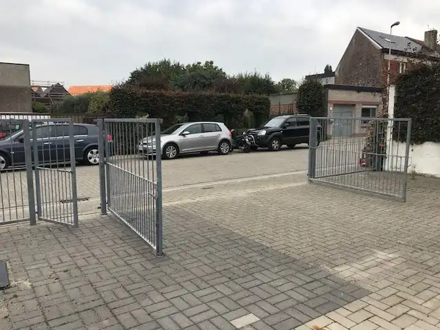 INSTAPKLAAR MULTIFUNCTIONEEL MAGAZIJN MET RUIME PARKING OP EEN TERREIN VAN 314 m² foto 3