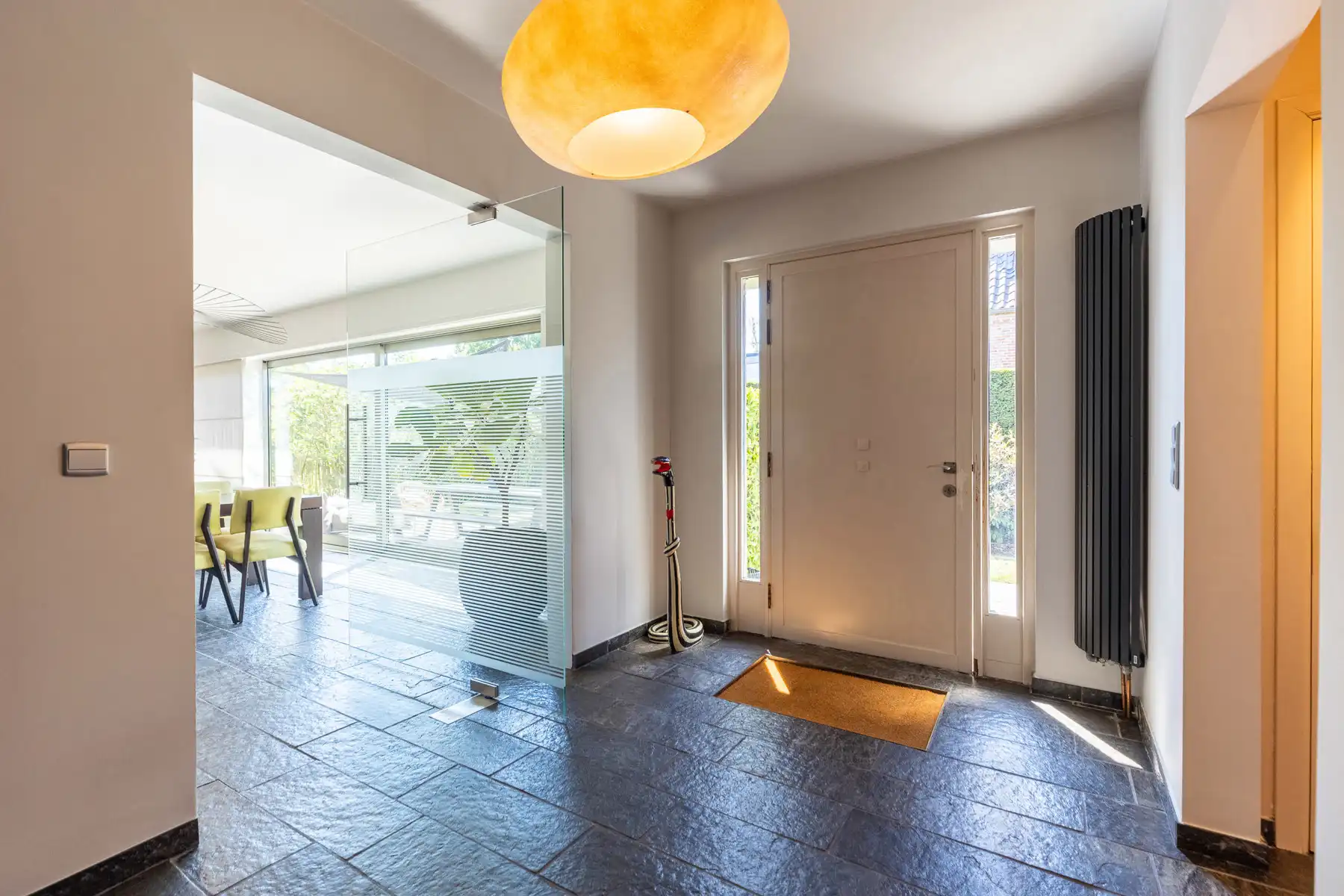 Ruime laagbouwvilla in residentiële villawijk foto 6