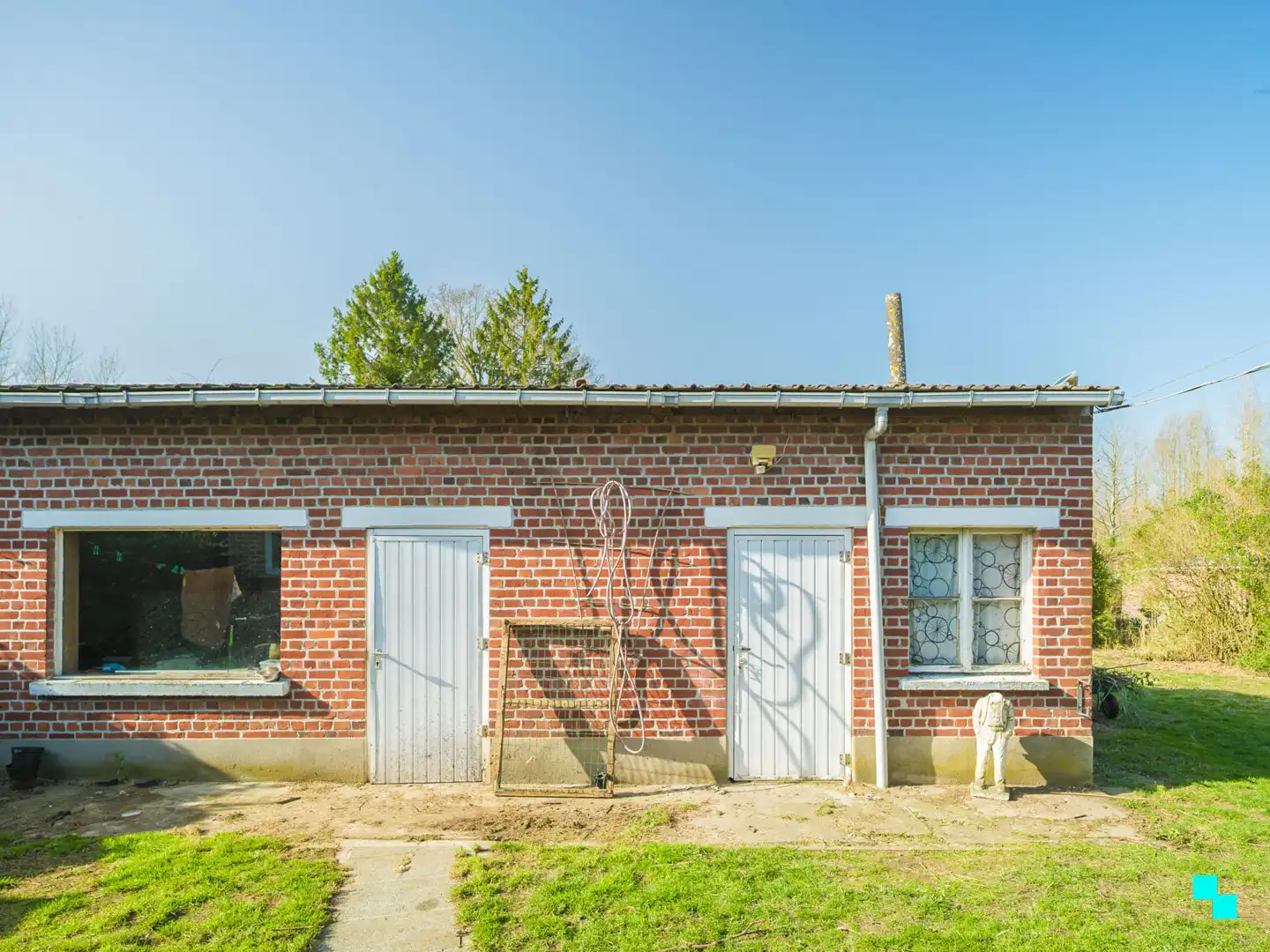 Renovatieproject met uitgestrekte tuin in groene omgeving foto 17