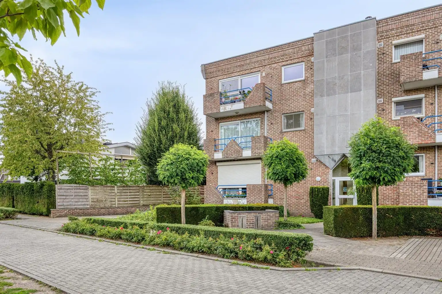 Ruim, gerenoveerd 2-slaapkamer appartement met terras, garagebox en aparte berging, gelegen vlak bij het centrum van Maaseik. foto 21