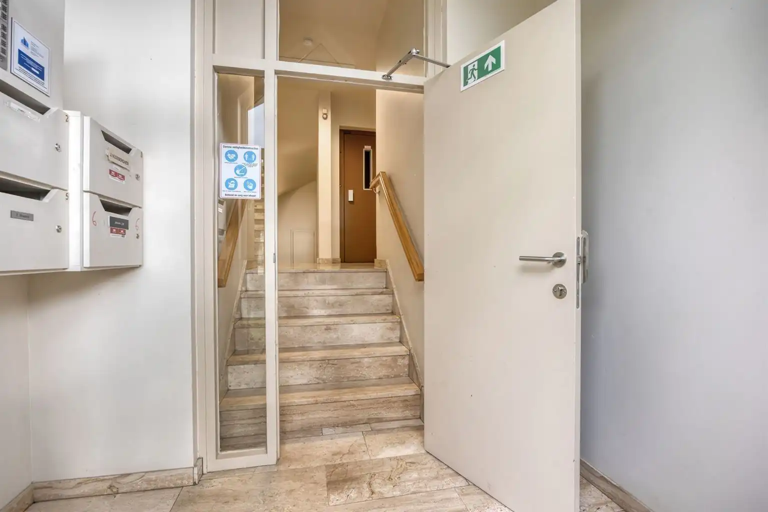 Ruim, gerenoveerd 2-slaapkamer appartement met terras, garagebox en aparte berging, gelegen vlak bij het centrum van Maaseik. foto 21