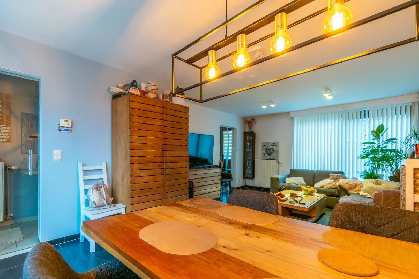 INSTAPKLARE WONING MET 3 SLAAPKAMERS, TUIN & GARAGE ! foto 2