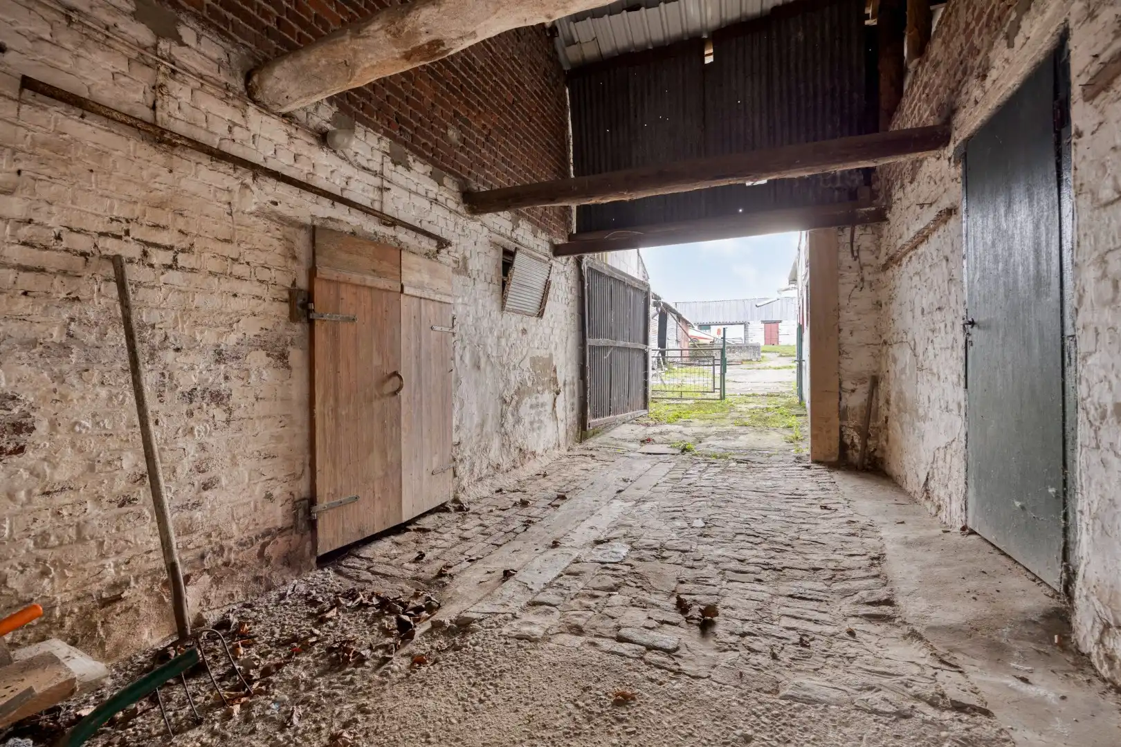 Hoeve met binnenkoer, stallen en tuin in landelijke dorpsligging te Nerem foto 24