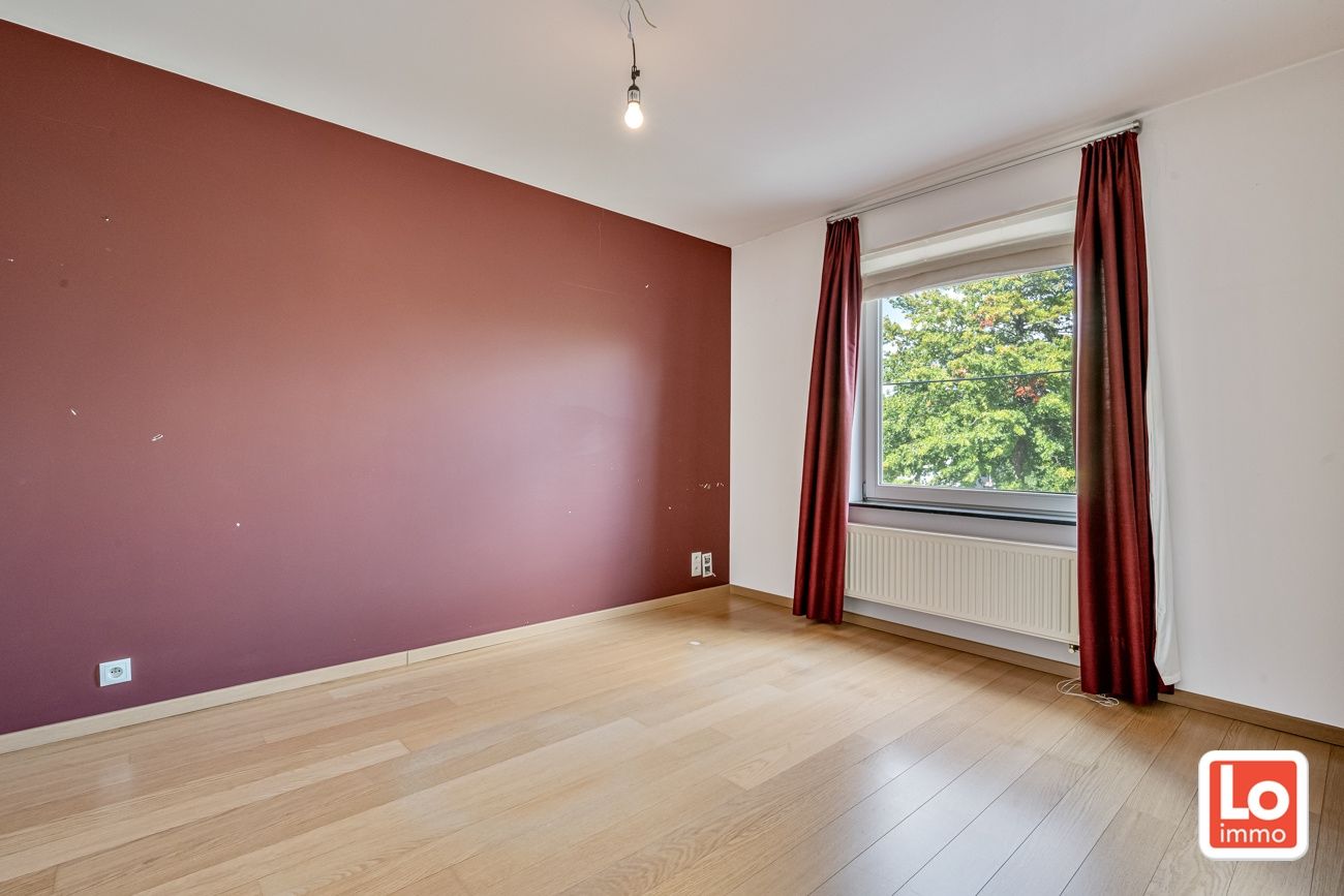 Instapklare en energiezuinige halfopen woning met inpandige garage op een rustige ligging en toch op wandelafstand van het centrum van Lochristi en de groene wandelregio rond de Rozelaredreef/Kasteeldreef! foto 10