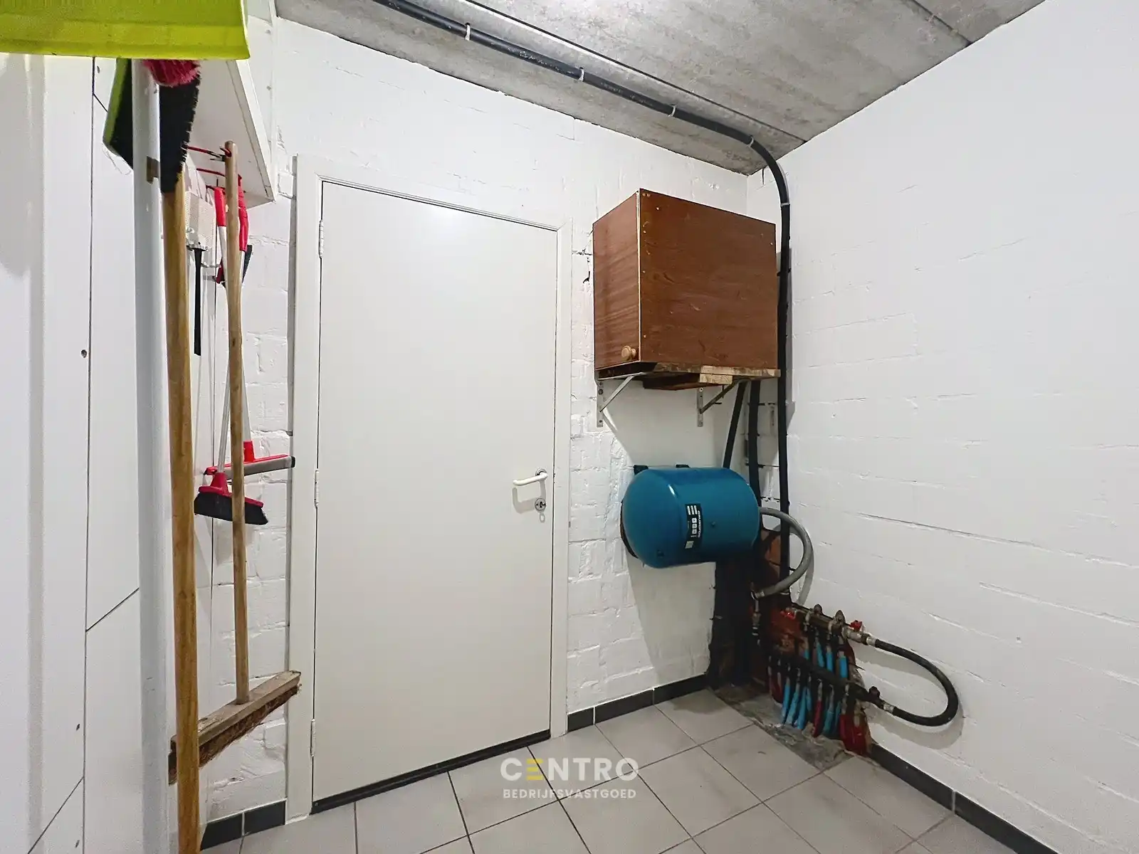 Kantoor met magazijn:  perfecte combinatie van ruimte en functionaliteit met een weelderige tuin (Oostnieuwkerke-Staden)! foto 43