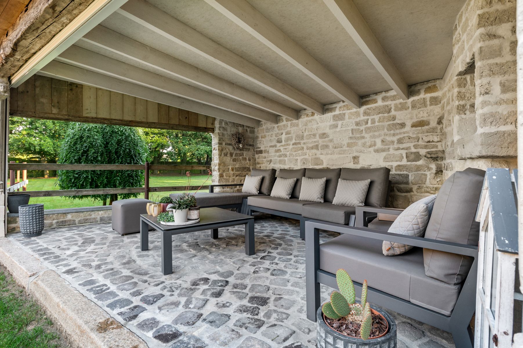 Gerenoveerde hoevewoning met praktijk en paardenstallen.  foto 41