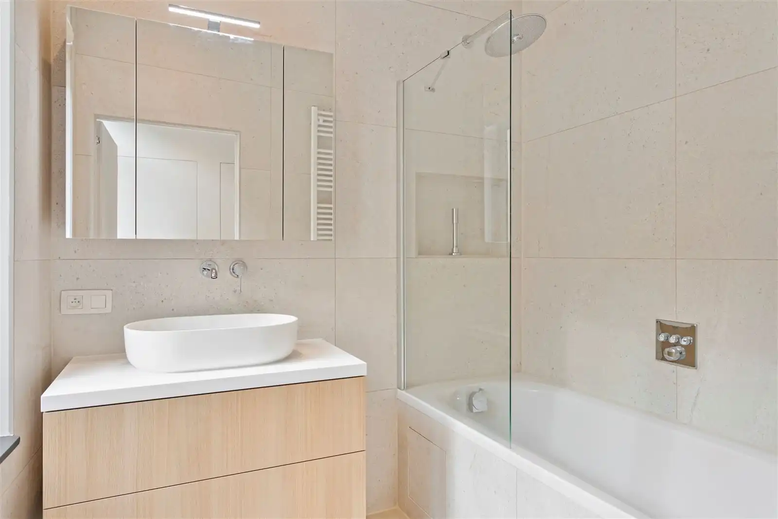 Ruimte, stijl en licht in dit stijlvol gerenoveerd 3 SLPK appartement.  foto 10