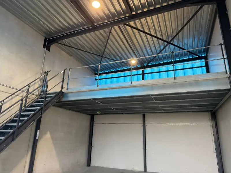 Magazijnruimte van 88 m² met mezzanine (±35 m²) en parking in Evergem foto 4