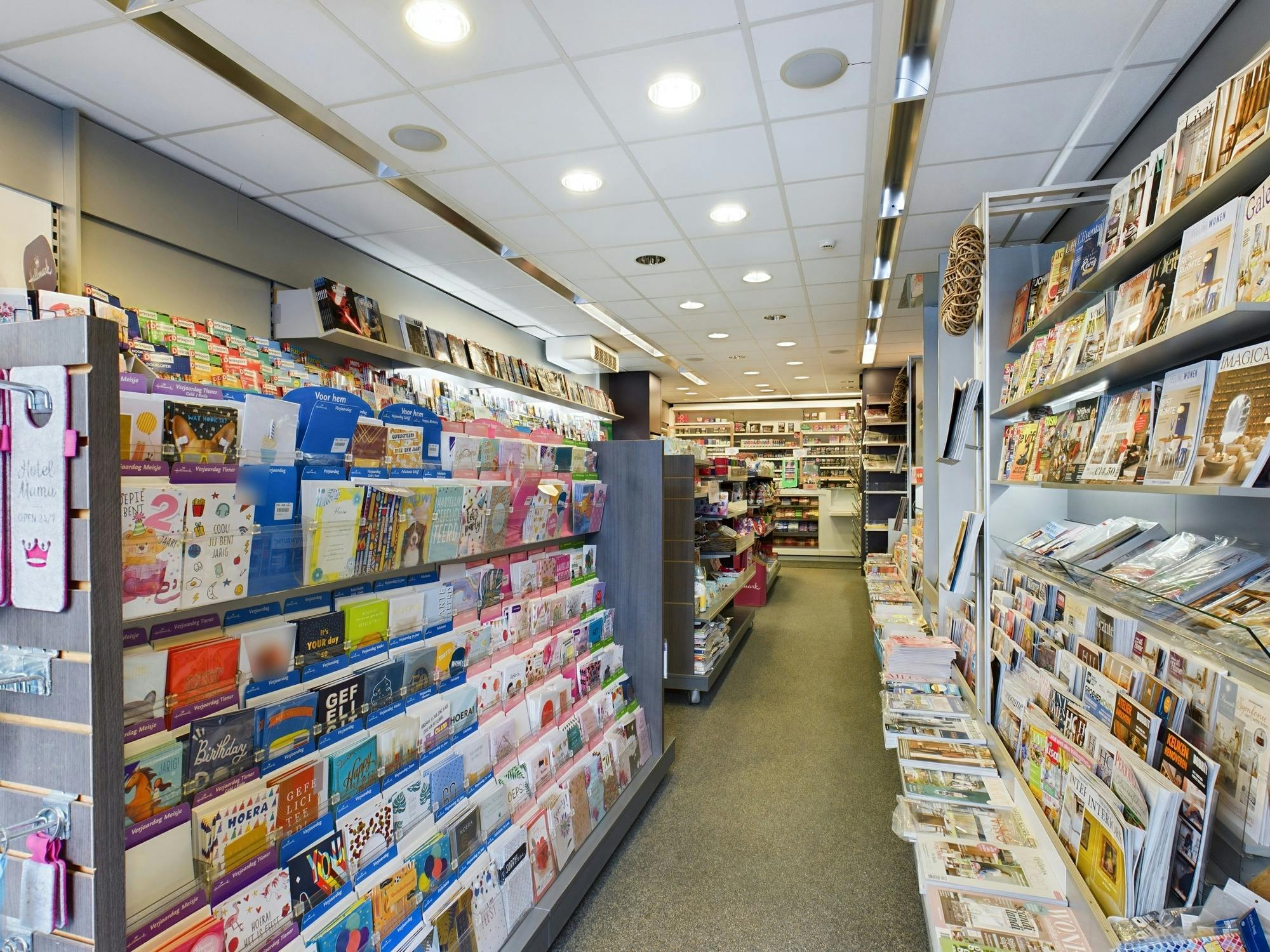 Goed draaiende dagbladhandel op de winkelstraat van Maaseik te koop foto 2