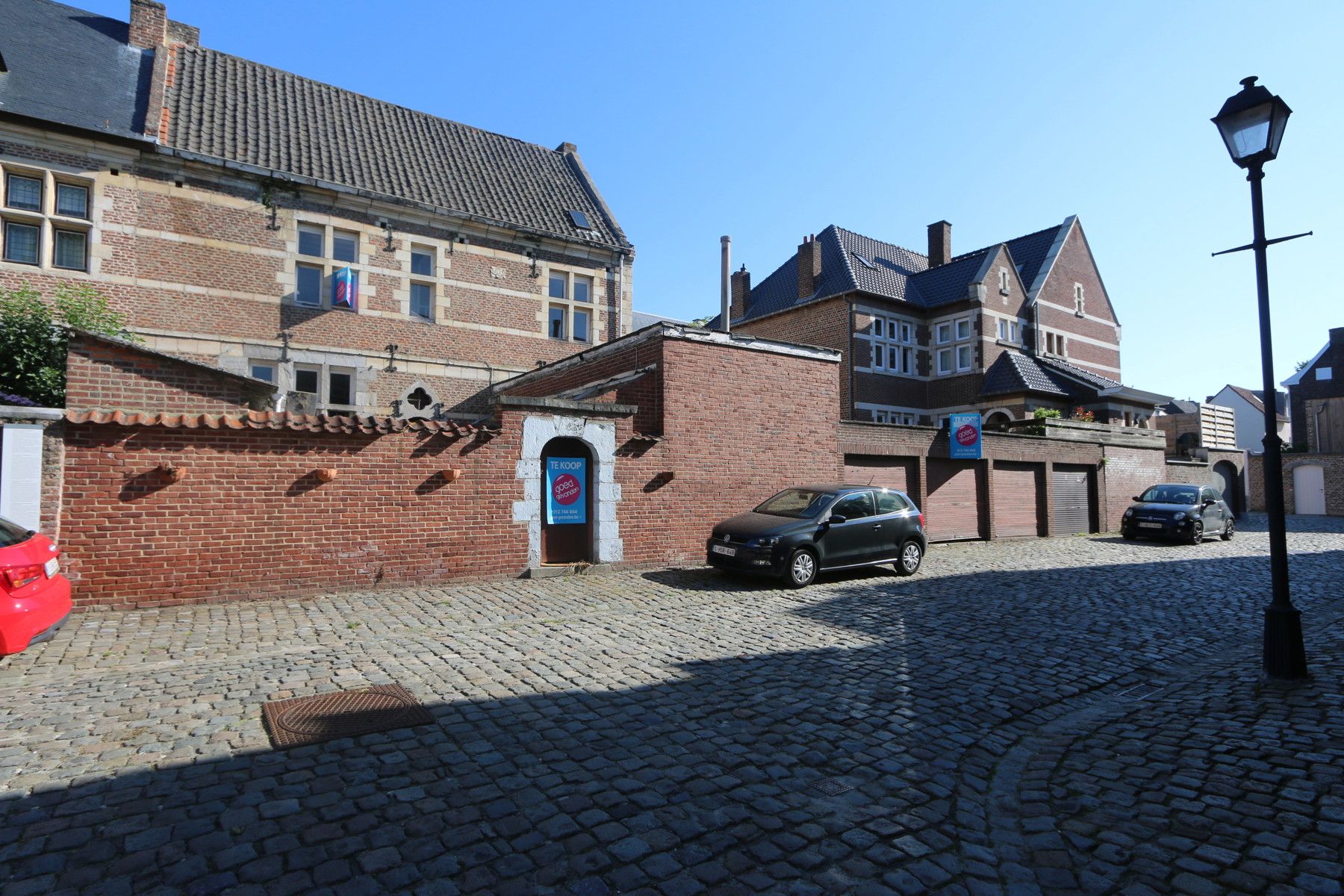Authentieke begijnenwoning + bouwperceel met 6 garageboxen foto 3