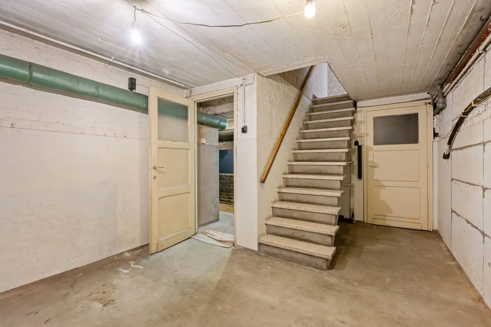 Robuuste halfopen te renoveren woning van de gekende Kortrijkse architect Poly Scherpereel met 3 volwaardige verdiepingen en verrassend ruimtes foto 27