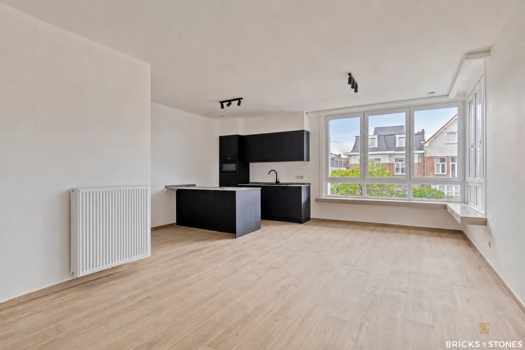 Gerenoveerd 2-slpk appartement in wijk Pulhof Berchem foto {{pictureIndex}}