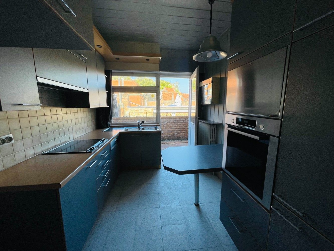 Hartje Brugge  TOP  TOERISTISCHE LIGGING , in de GOUDEN DRIEHOEK, Uitzonderlijk HANDELSPAND ( gevelbreedte 11 meter)                          LICHTRIJKE WINKELRUIMTE ,uitgevend op  Exclusieve STADSPATIO met overdekte rondgang van 105m²+ GARAGE van 30 m² UNIEK  IN BRUGGE op dergelijke ligging ! ERBOVEN lichtrijk ruim APPARTEMENT met zonneterras, foto 36