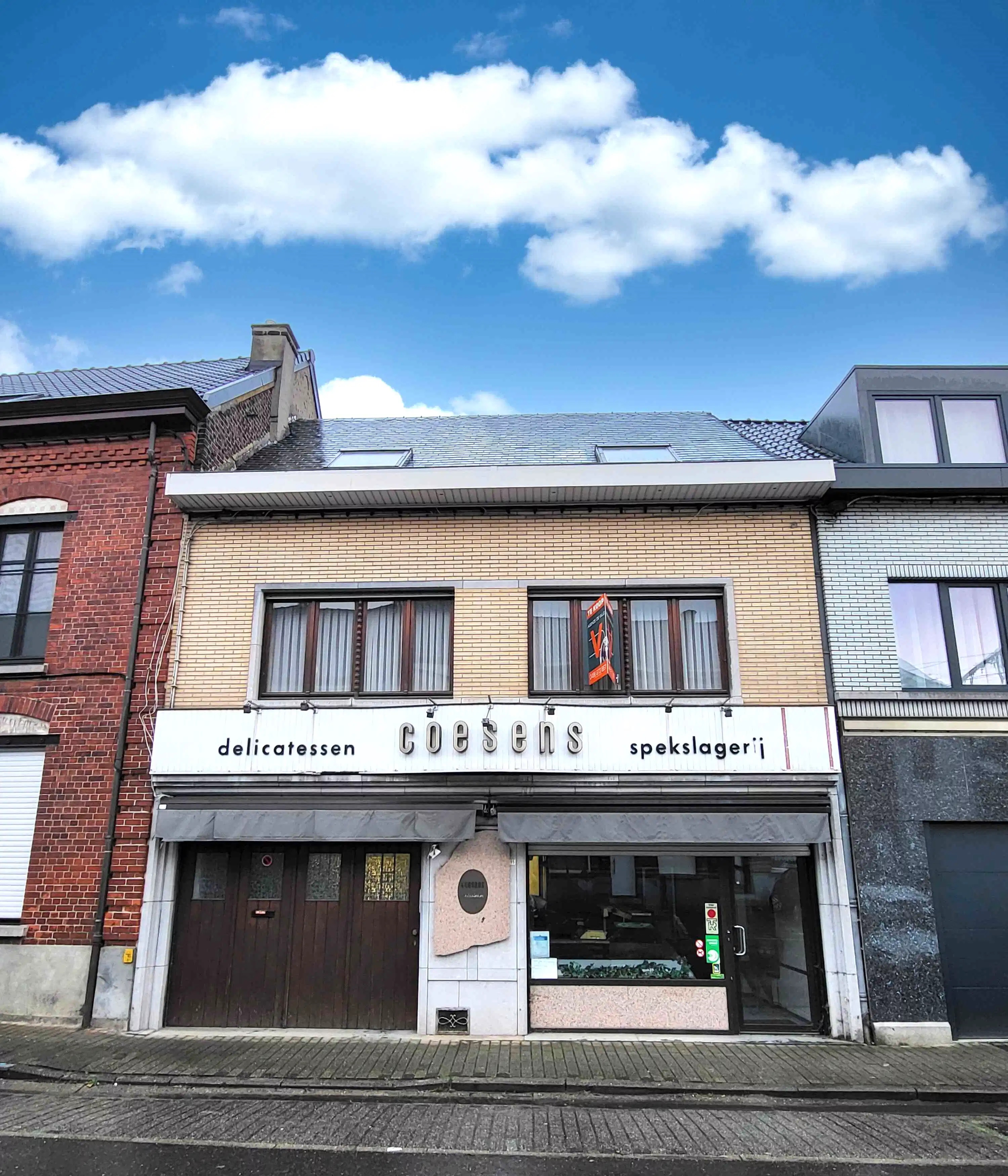Dit veelzijdige pand met een grondoppervlakte van 240 m² combineert een ruime commerciële gelijkvloerse verdieping met een comfortabel appartement op de eerste verdieping. foto 4