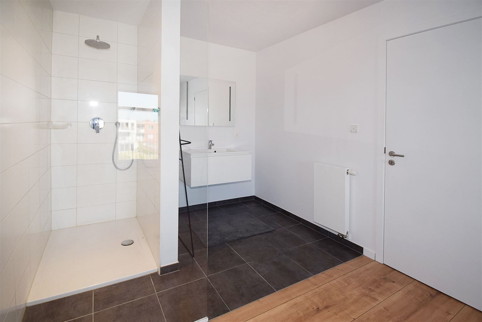 Goed gelegen appartement met parking en berging foto 10