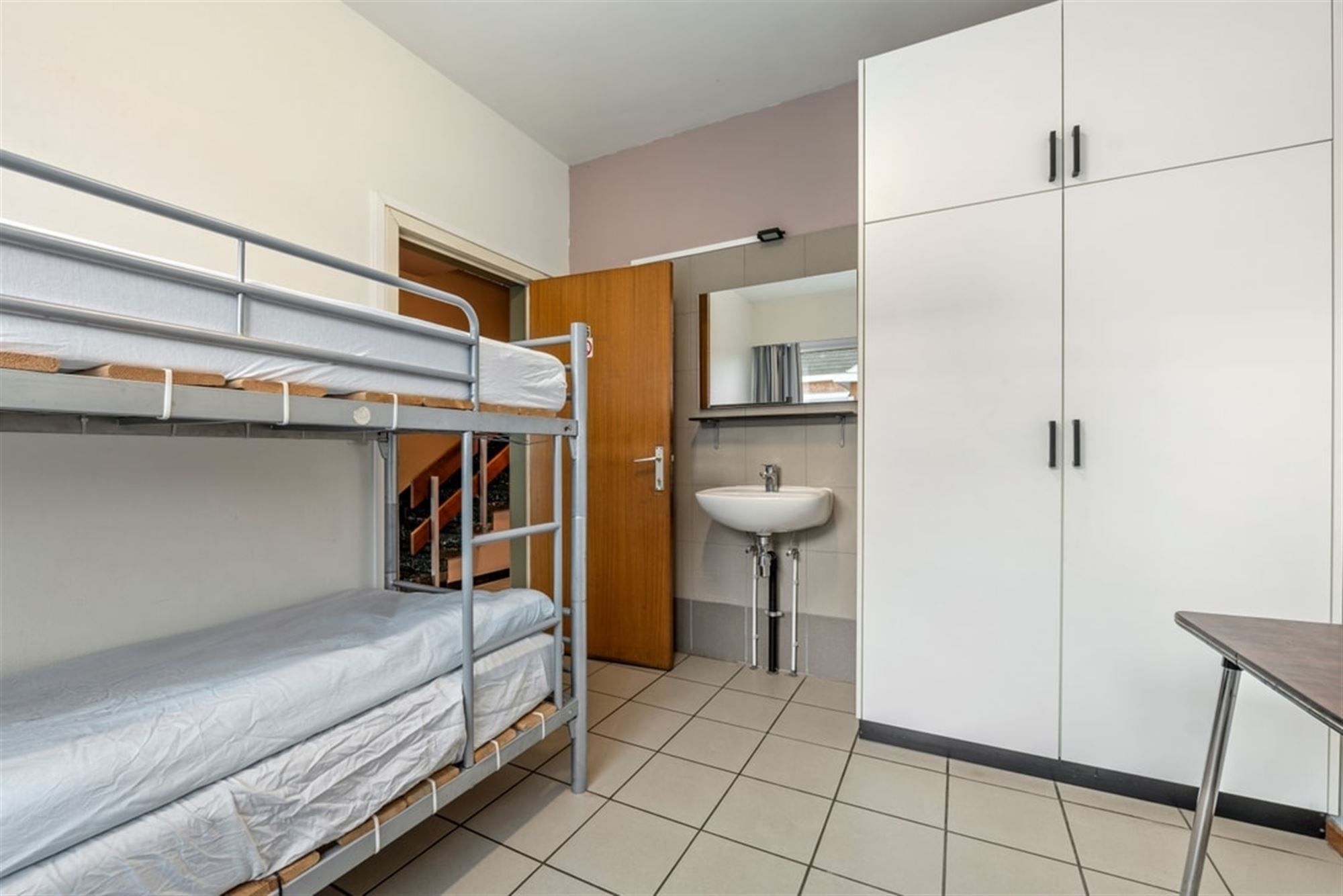 VERGUND GEMEENSCHAPSHUIS MET 15 INDIVIDUELE KAMERS foto 19