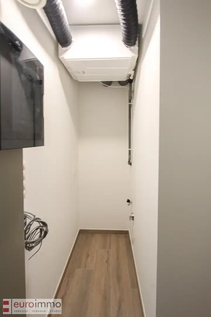 Uitermate knap afgewerkt, zéér recent appartement met 2 ruime slaapkamers in een kleinschalige residentie. foto 11