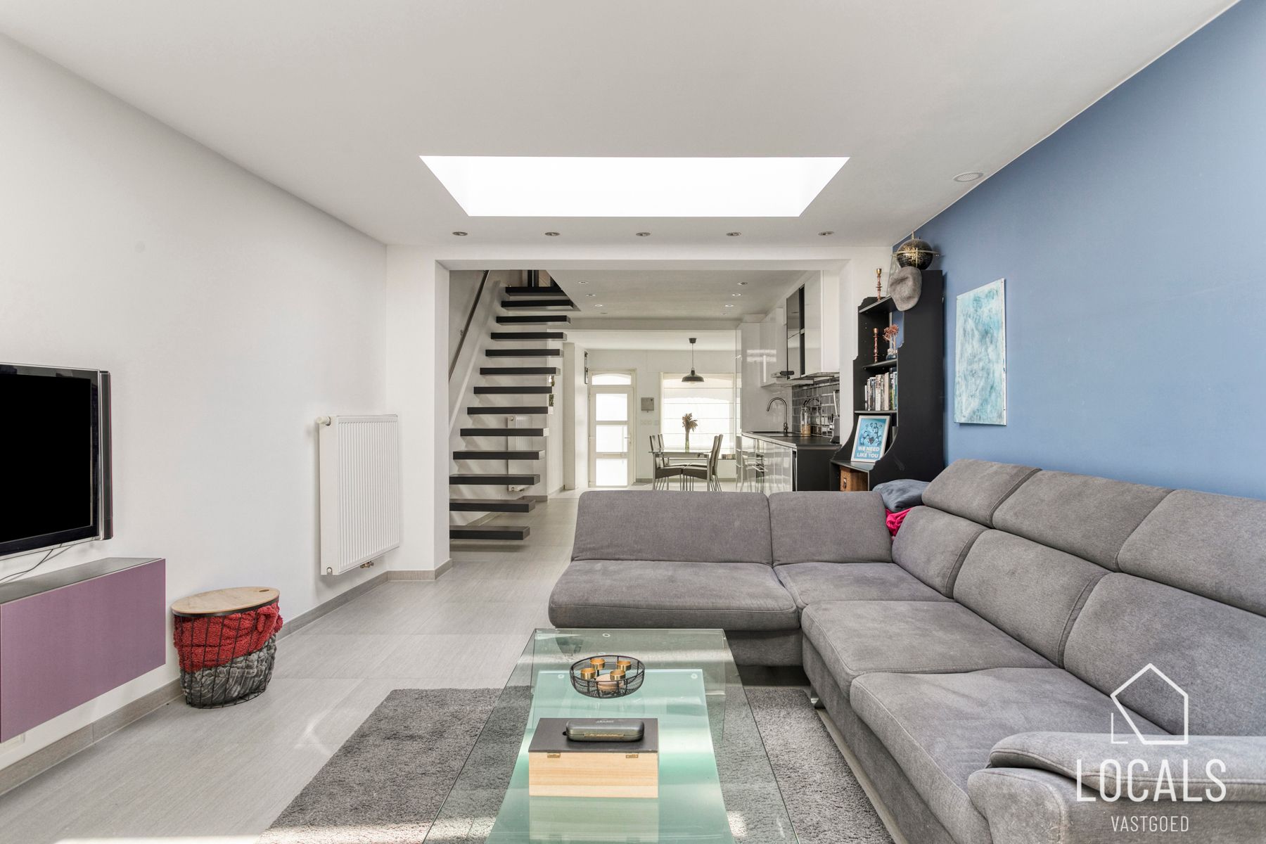 Mooie gerenoveerde woning met ruime garage in hartje Okegem foto 6
