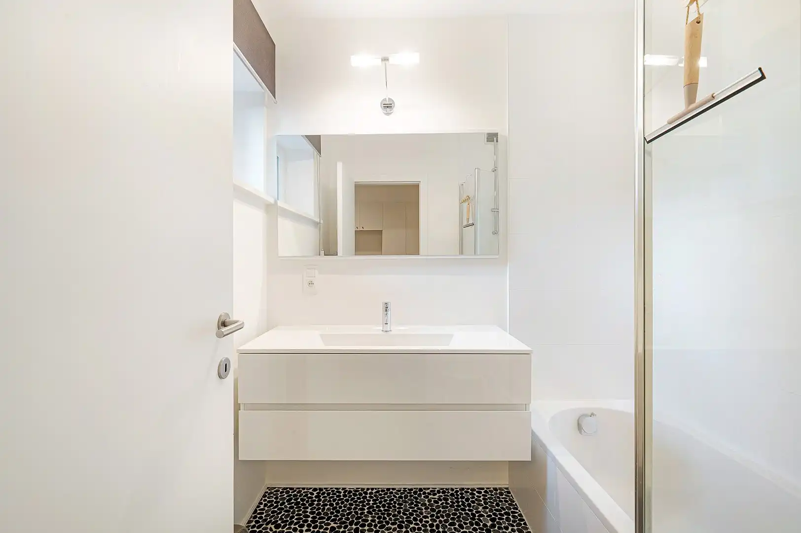 Hedendaags appartement genietend van zijdelings zeezicht, vlakbij de zee. foto 21