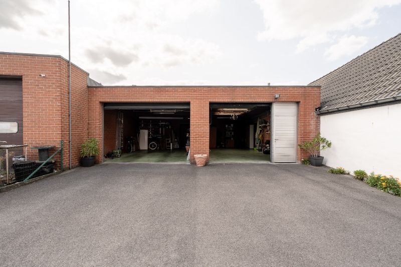 Woning met brede oprit en dubbele garage foto 32