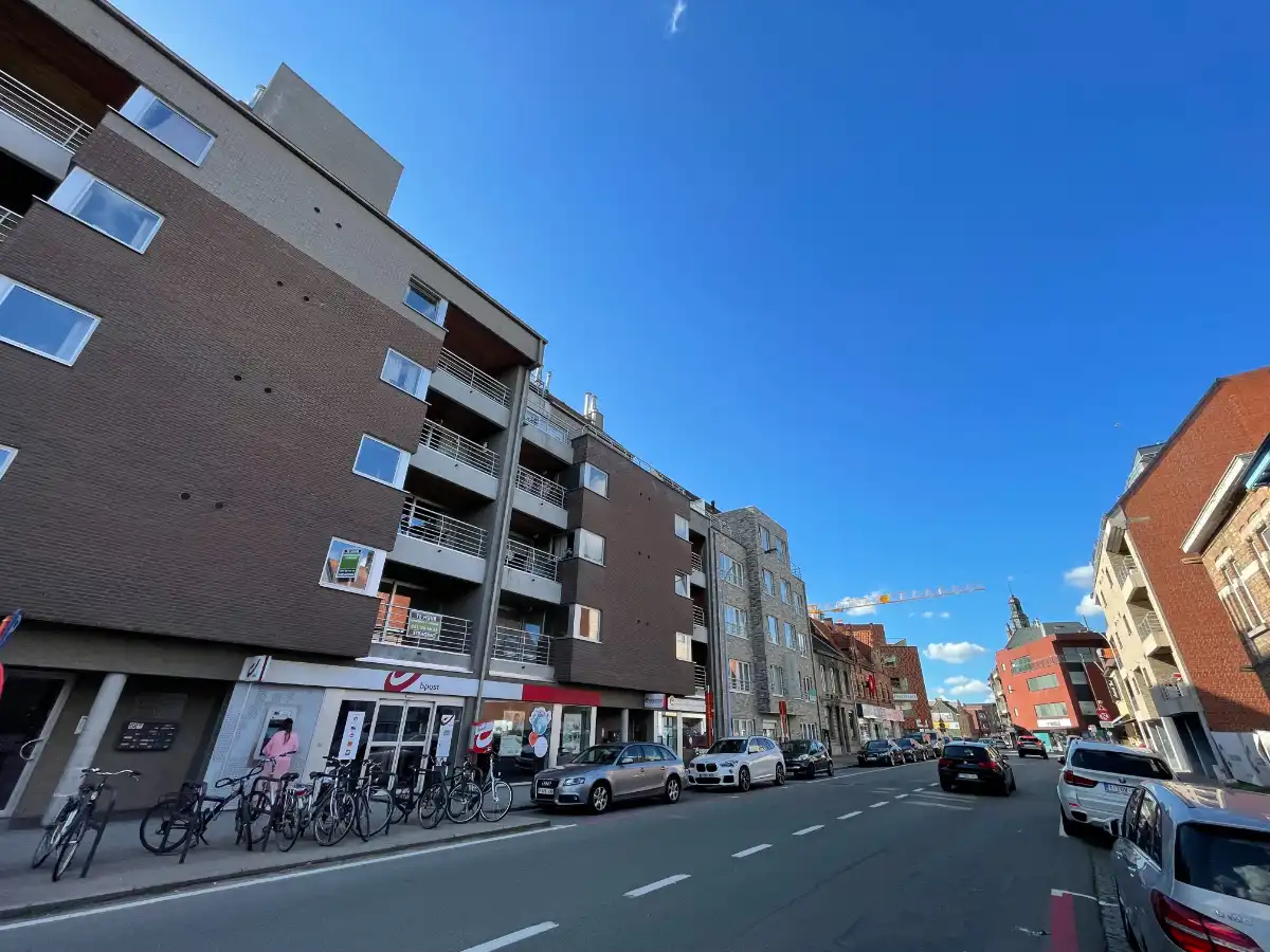 Centraal gelegen ruim (110 m2) appartement op de eerste verdieping (+ lift) in residentie De Bosrand.     Mogelijkheid tot aankoop van een privatieve GARAGE (nivo - 1) à 25.000 Eur exclusief registratie- en notariskosten foto 2